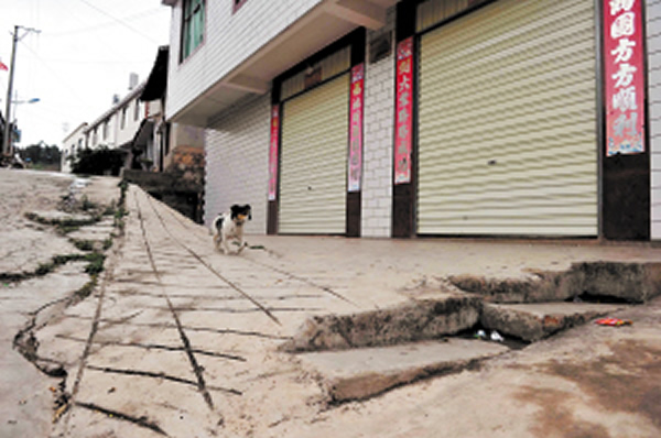 曾经挖掘出恐龙化石的地方建起了民房