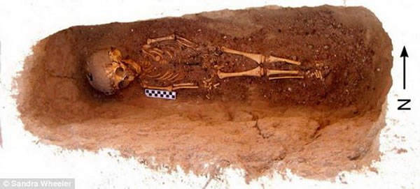 考古学家在埃及发现“519墓室”,掩埋着两千年前一具儿童尸体,经检查分析这是历史上最早的儿童受虐事件