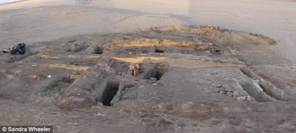 挖掘女童尸体的遗址,位于埃及达赫莱绿洲公墓