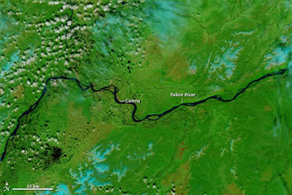 第二幅照片拍摄于2012年5月27日,显示了正常状况下的育空河。