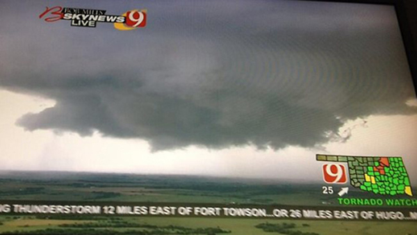 预示龙卷风来袭的云墙照片