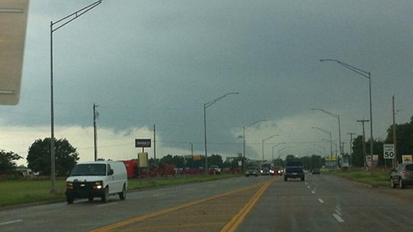 预示龙卷风来袭的云墙照片