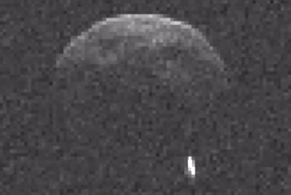 美国宇航局公布带有卫星的小行星1998 QE2的雷达图像