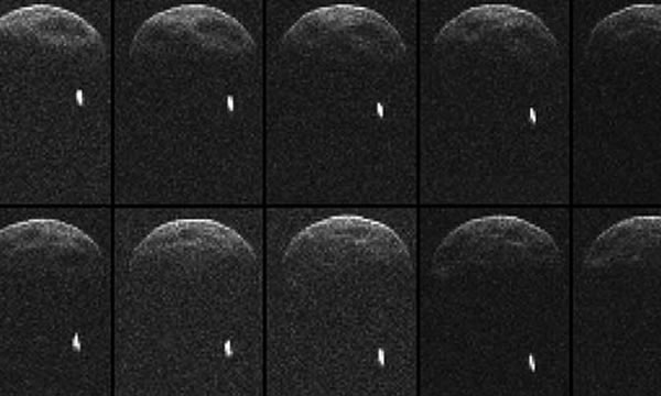 美国宇航局公布带有卫星的小行星1998 QE2的雷达图像
