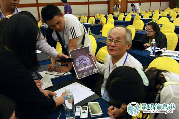 接受两岸记者采访