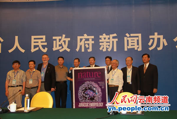 研究团队将《自然》期刊杂志封面印刷海报赠送给云南省有关部门