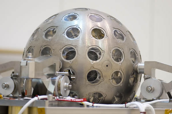 这颗“镜球”由钨制成,表面覆盖有92面小镜子,用来反射地面上照射的激光。