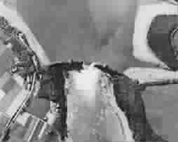 轰炸第二天航拍的鲁尔水坝照片,可以见到大坝中央被炸开的巨大缺口