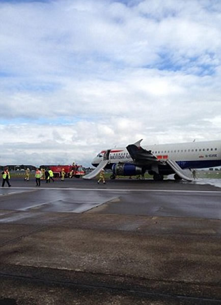 一架英国航空客机起飞后引擎意外冒烟起火 - 神