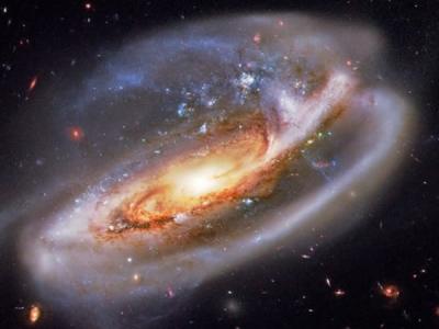 超大星系M87呈现出壮观的星系超级火山景象