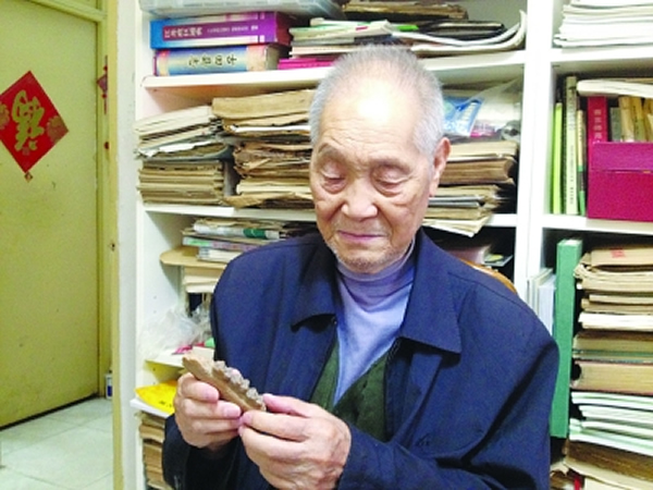 李立文教授和1200万年前马牙齿化石模型