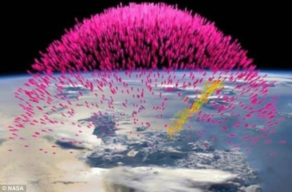 �о���Ա�ƣ�������ģ����Ƭ�г��ַۺ�ɫ�ĵ���٤������������ܳ��������÷ɻ��������е�ͬһ�߶ȸ�����