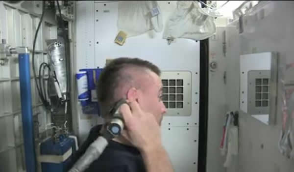 美国宇航局宇航员克里斯·卡西迪(Chris Cassidy)近日演示了在太空如何剃头