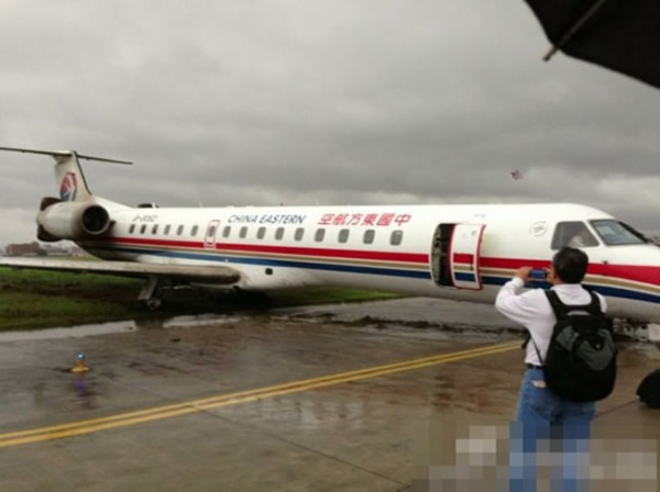 上海一架东航飞机因大风冲出跑道