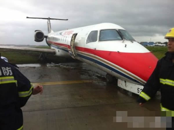 上海一架东航飞机因大风冲出跑道