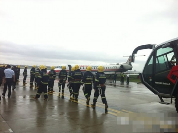 上海一架东航飞机因大风冲出跑道