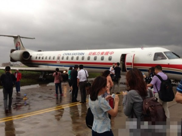 上海一架东航飞机因大风冲出跑道