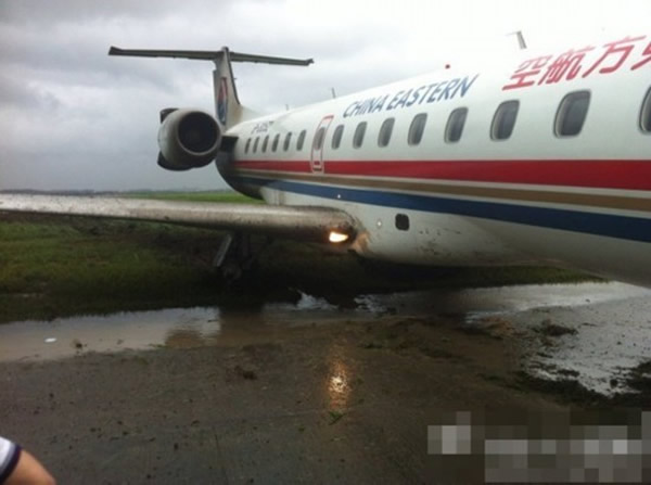 上海一架东航飞机因大风冲出跑道