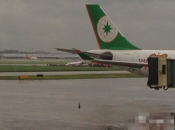 上海一架东航飞机因大风冲出跑道