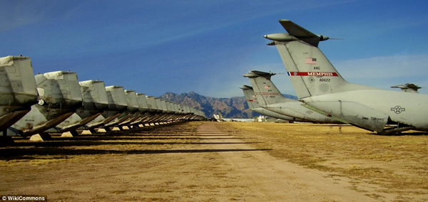 美国沙漠的飞机墓场