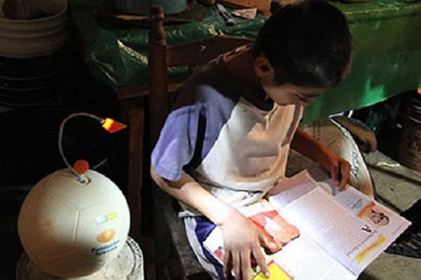 这种发电足球能够在玩耍的过程中产生并储存电量