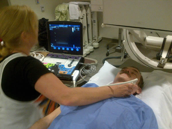 技术人员正在对克里斯·哈德菲尔德的脊椎进行超声波检测,主要关注于他头部和颈脖的椎骨。