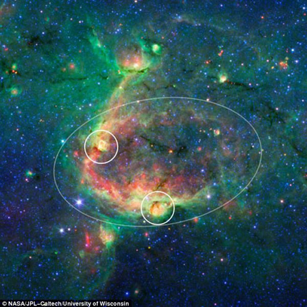 这张红外图像显示一种分层宇宙气泡结构,图中是一个巨大的气泡,点缀着由超大质量恒星,可以引发较小气泡的形成。边缘区域黄色部分存在着两个新生气泡结构