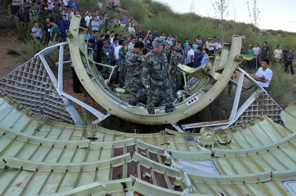 残骸搜索组在金鸡滩镇白舍牛滩一片空地上发现了首片整流罩残骸