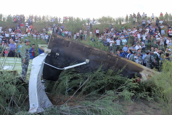 残骸搜索组在金鸡滩镇白舍牛滩一片空地上发现了首片整流罩残骸