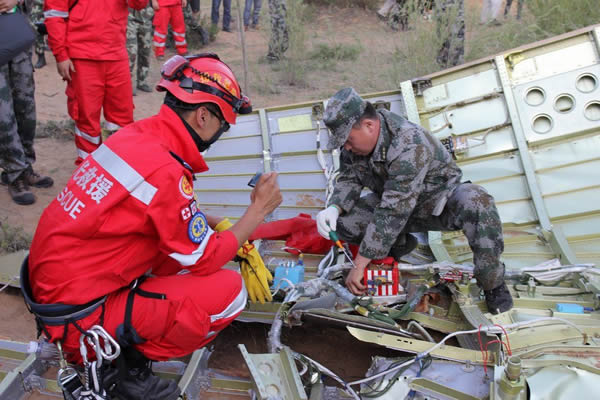 残骸搜索组在金鸡滩镇白舍牛滩一片空地上发现了首片整流罩残骸