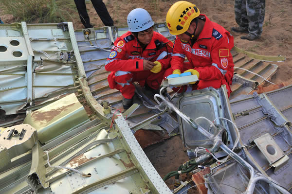 残骸搜索组在金鸡滩镇白舍牛滩一片空地上发现了首片整流罩残骸
