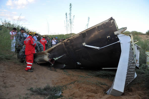 残骸搜索组在金鸡滩镇白舍牛滩一片空地上发现了首片整流罩残骸