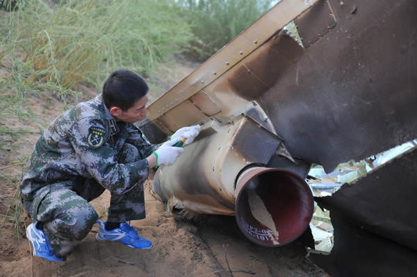 残骸搜索组在金鸡滩镇白舍牛滩一片空地上发现了首片整流罩残骸