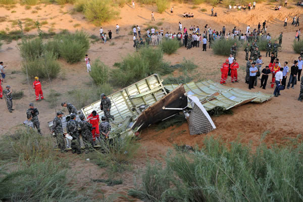 残骸搜索组在金鸡滩镇白舍牛滩一片空地上发现了首片整流罩残骸