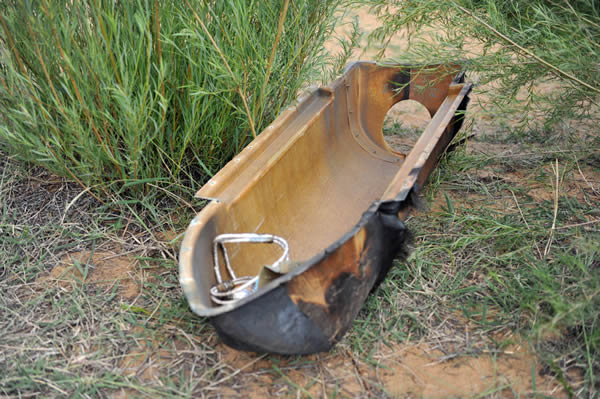 残骸搜索组在金鸡滩镇白舍牛滩一片空地上发现了首片整流罩残骸