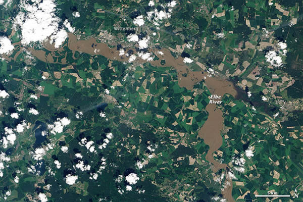 2013年6月7日,NASA的 Landsat8卫星拍下了上面的第一副照片,显示了德国维滕伯格市附近的洪水状况。