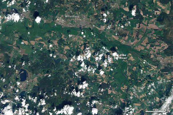 第二幅照片拍摄于5月6日,显示了相同区域的景象。