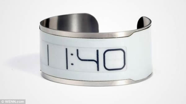 ��ɫ��CST-01WH�������޶Ʋ㲻��ִ����ۼ�69Ӣ��(Լ��109��Ԫ)��CST-01NR���ú�ɫ�Ʋ㲻��ִ�������Ϊ��ɫ��CST-01RG����õ���ɫ�Ʋ㲻