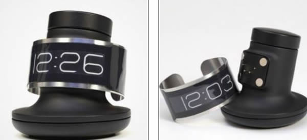 ����4��CST-01����12Сʱ��24Сʱ���ָ�ʽ��Ϊ�˸���������磬�����߻�������22Ӣ��(Լ��35��Ԫ)�������վ������վ����΢��USB���£��ɲ�����