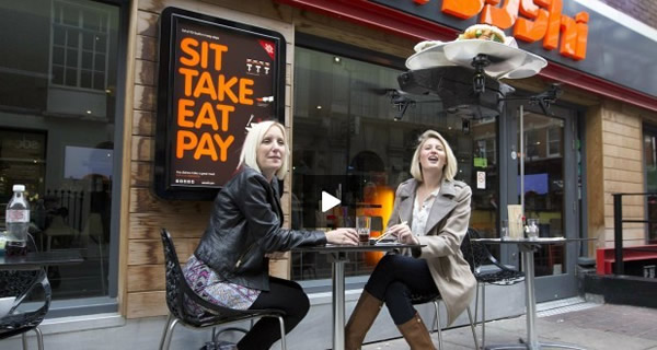 英国伦敦一家日本餐厅“YO! Sushi”推出无人机上菜服务