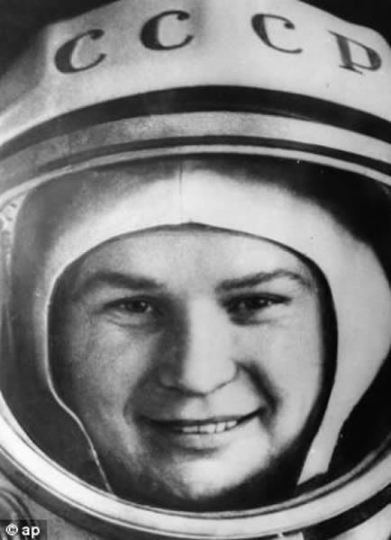 照片在26岁拍摄。那一年,捷列什科娃上演了单人太空飞行,成为人类历史上入主太空的第一位女性