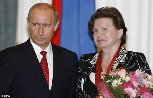 在结束太空飞行之后,捷列什科娃步入政坛。照片在2007年拍摄,俄罗斯总统普京向捷列什科娃颁发一枚勋章,以表彰她为国家做出的杰出贡献