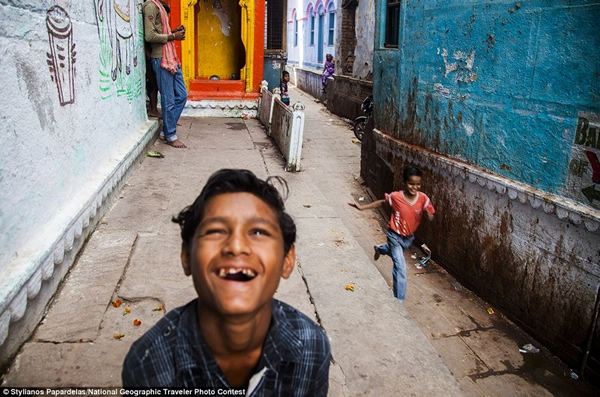 由斯蒂利阿诺斯•帕帕德拉斯(Stylianos Papardelas)拍摄于印度瓦拉纳西。孩子们在历史古城瓦拉纳西的小巷中玩耍。