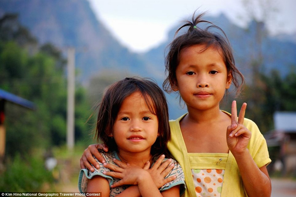 由金姆•日野(Kim Hino)拍摄于老挝。远郊别墅附近的孩子们美丽可爱,有着纯洁善良的心灵。她们的微笑中透出天真和对陌生人的好奇。