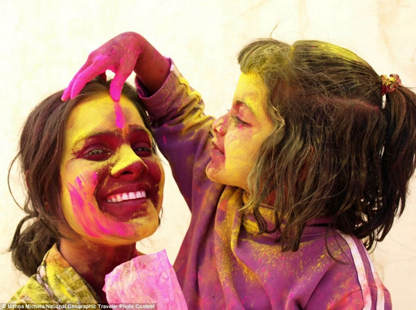 由玛娜•米琪拉(Manna Michela)拍摄于印度斋浦尔。胡里节期间,人们为其他人涂抹五颜六色的颜料,表示喜庆和祝福。