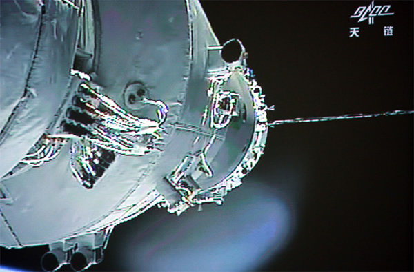 Photo taken on June 13, 2013 shows the screen at the Beijing Aerospace Control C