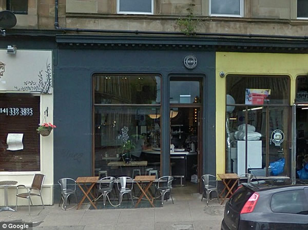 英国某餐厅购得巨型比目鱼