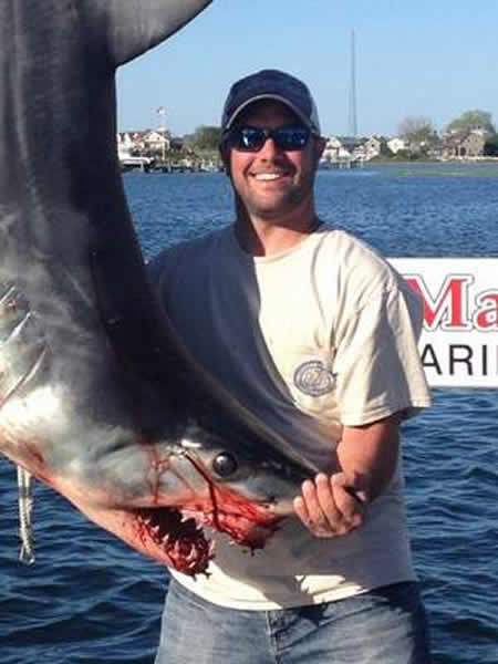 尖吻鲭鲨跳上船与人类搏斗2小时后中叉身亡