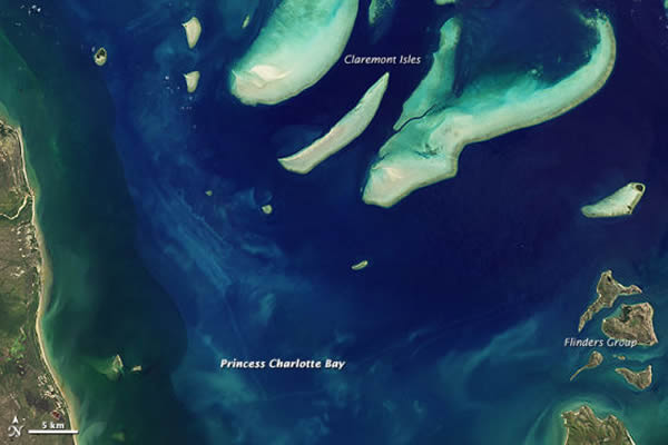 卫星照片展示澳大利亚昆士兰州克莱蒙特群岛的珊瑚礁景象