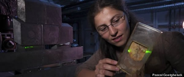 ����������ѧ���о���ԱSophie Sanchez��չʾ��Ҫ��װ��X���߳����豸�ϵ����໯ʯ��